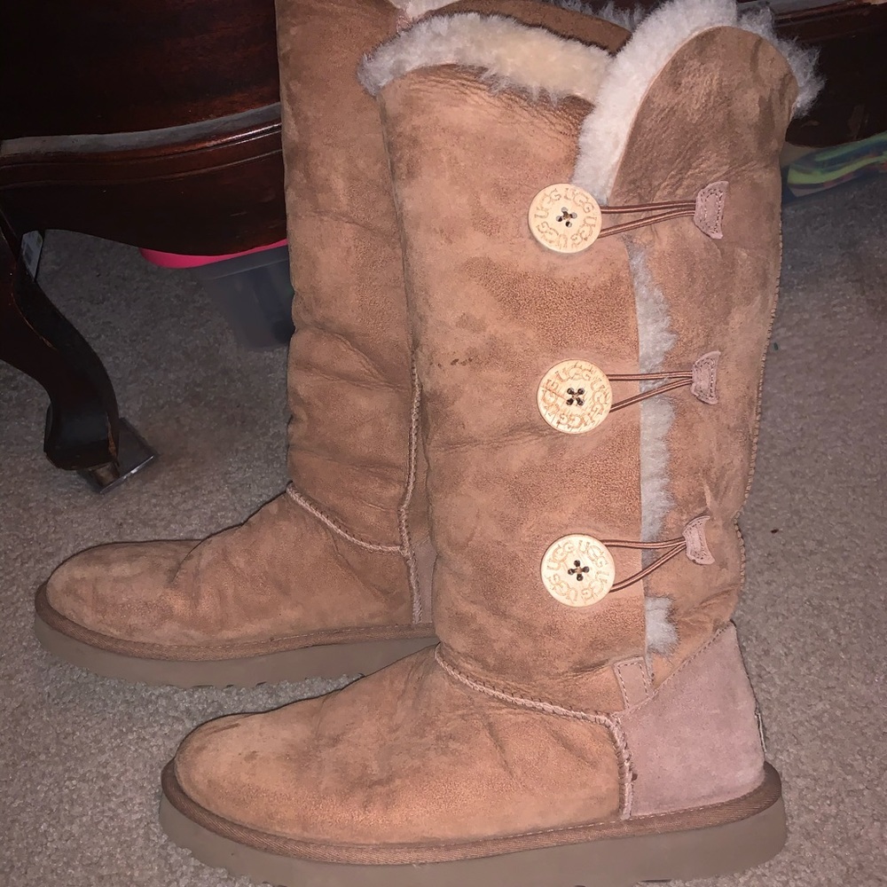 women’s UGG Bailey button size 10